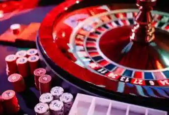 Giao diện bàn baccarat live casino lv8 trên màn hình điện thoại